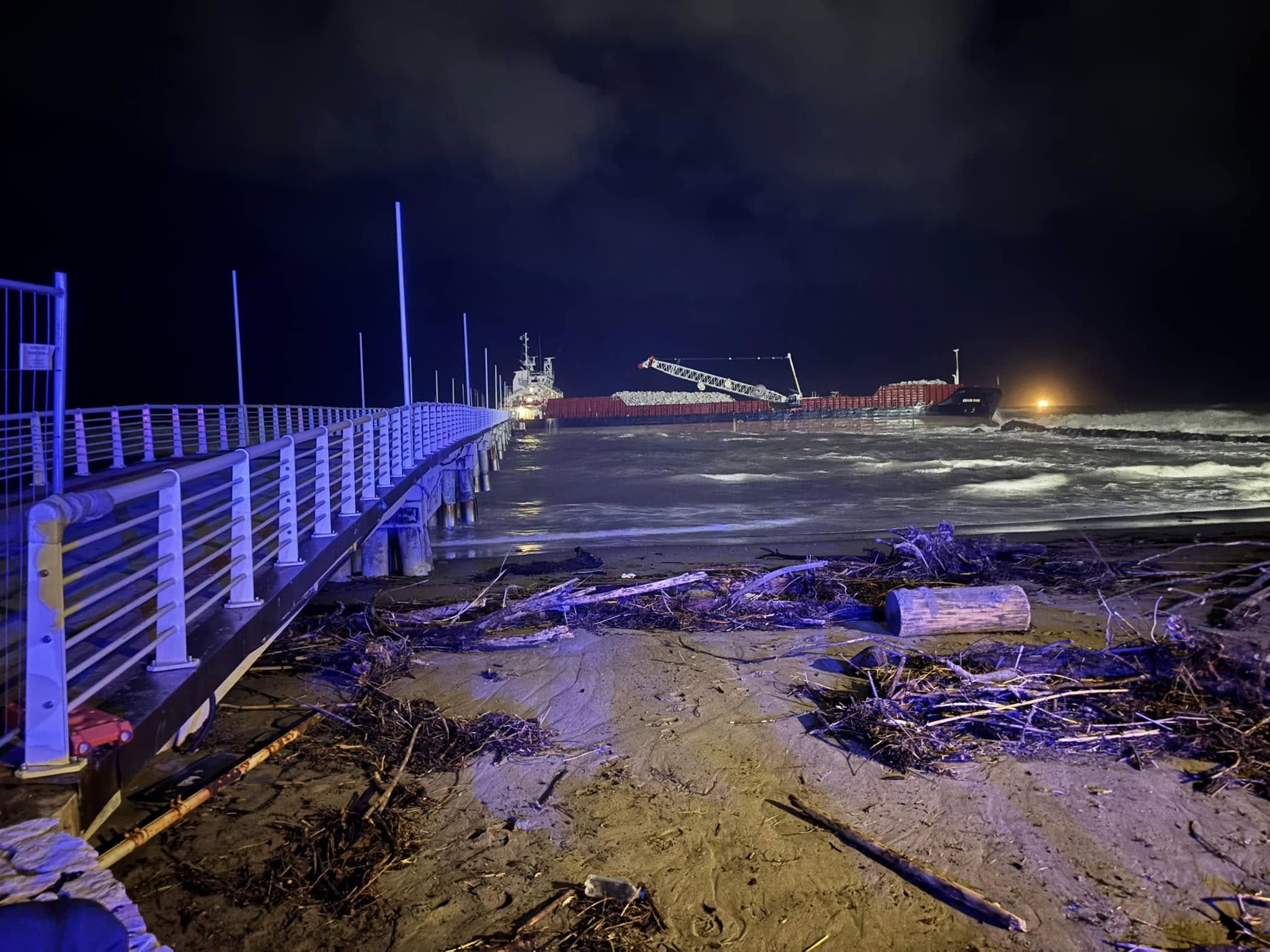 Marina di Massa: nave si arena al pontile nella notte, crollata una parte della struttura