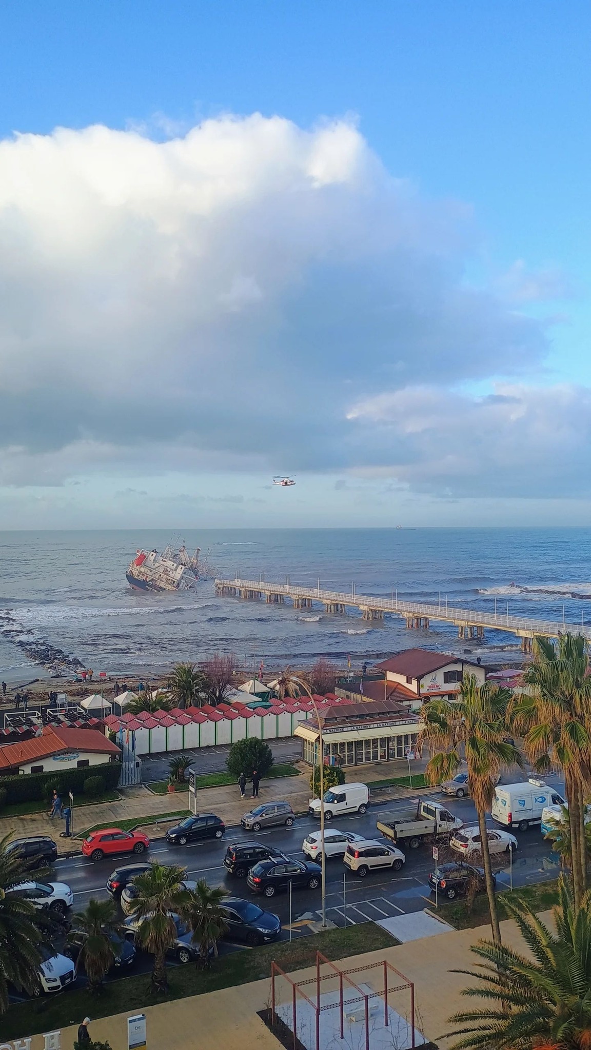 Marina di Massa, nave incagliata: barriere assorbenti contro sversamenti. Tempi lunghi per la rimozione