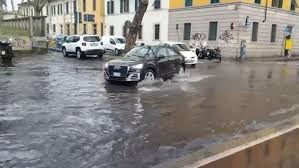 Bomba d’acqua su Firenze: tramvia stop, licei allagati, paura per i cavalli alle Cascine. Opposizione attacca, assessora replica