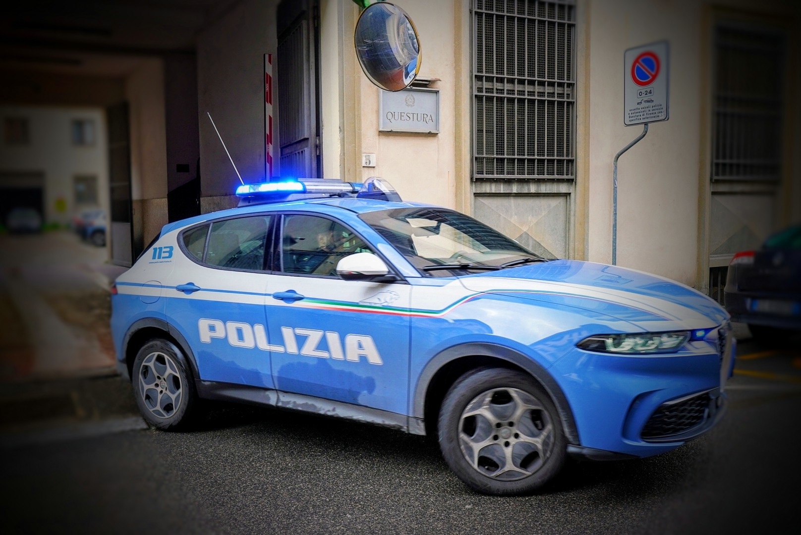 Firenze: rapina in un bar di via Tavanti, dipendente minacciata con 2 coltelli