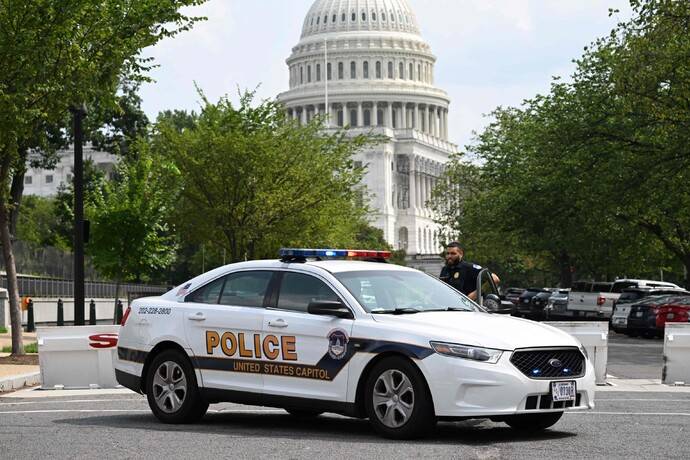 Washington: scontro fra un aereo regionale e un elicottero militare. Precipitati nel Potomac. A bordo anche atleti