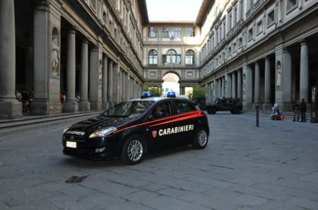 Firenze: rubano il portafogli dallo zaino di un turista. Bloccate da carabinieri liberi dal servizio