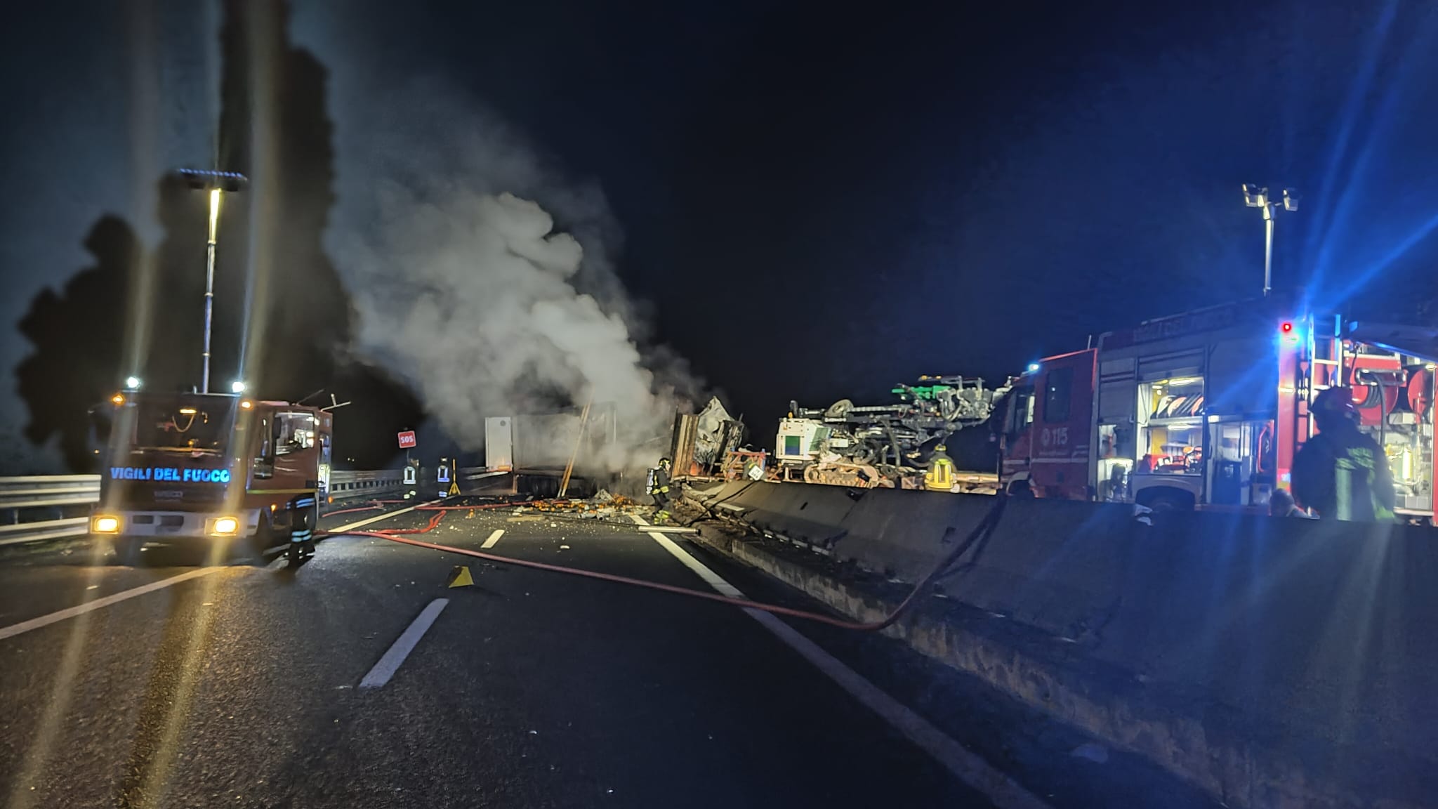 Autostrada A1: tir in fiamme dopo incidente. Chiuso tratto fra Arezzo e Monte San Savino (foto)