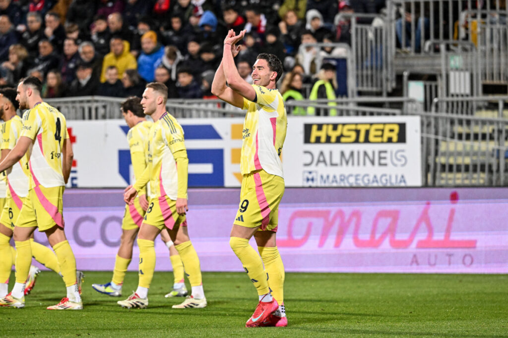 Vlahovic match-winner, la Juventus espugna Cagliari