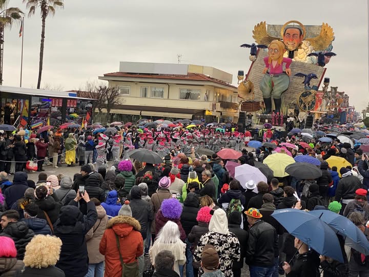 Carnevale di Viareggio: sfilata in notturna con la pioggia. Premio Ondina d’Oro a Caterina Caselli. Si replica per il Giovedì Grasso