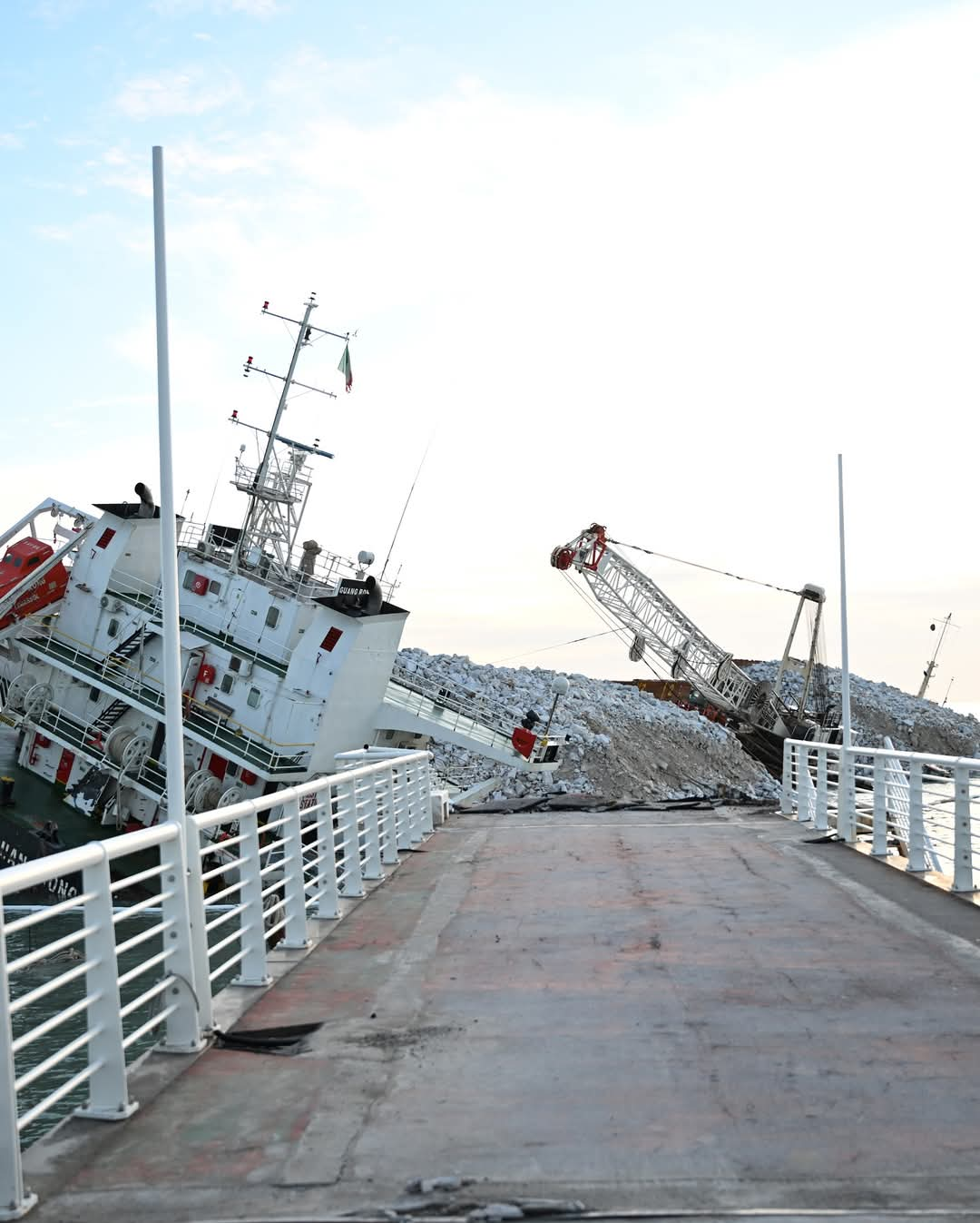 Marina di Massa, nave incagliata: il gasolio sarà tolto attraverso una condotta. Lo fa sapere Giani