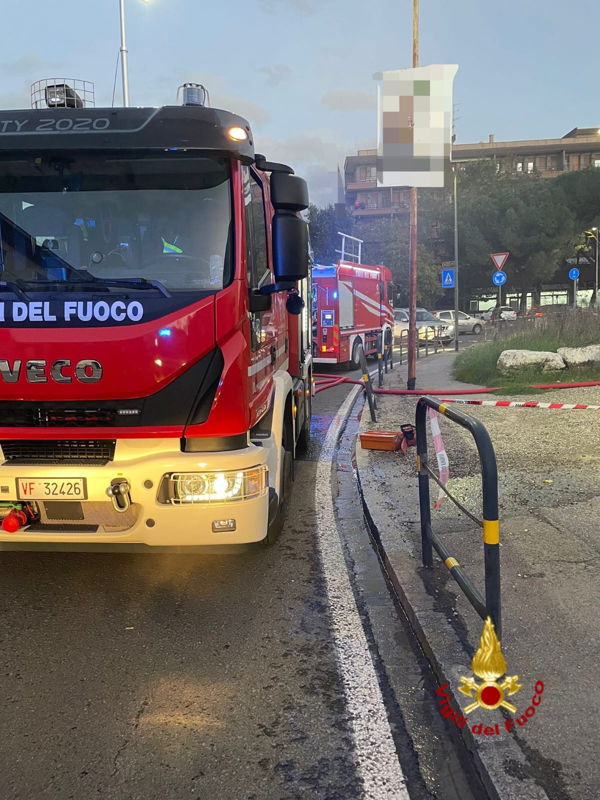 Autostrada A12: bisarca in fiamme al casello di Collesalvetti. Caos per l’imbocco sulla Fipili