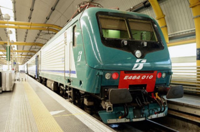 Treni, linea Firenze-Viareggio: donna investita sui binari a Massarosa. Circolazione sospesa per ore