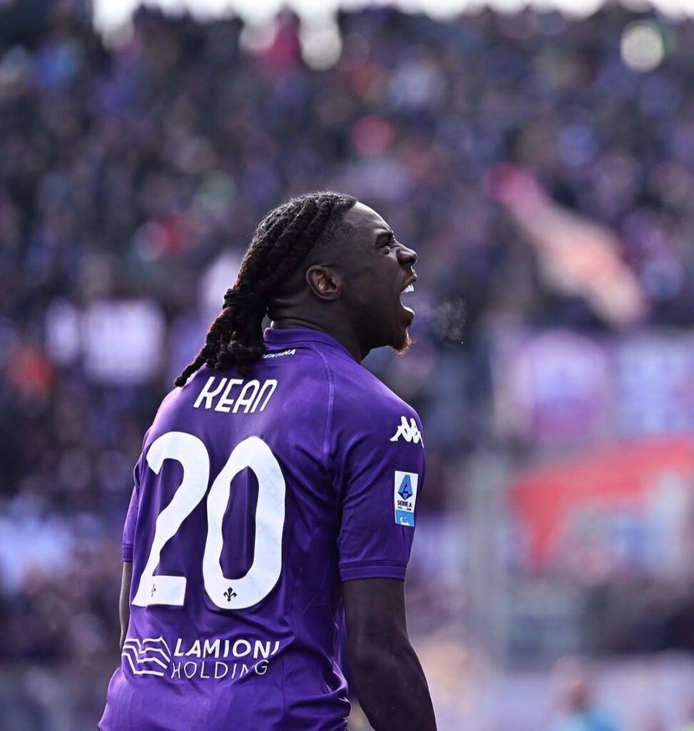 Fiorentina: Kean, colpo al viso. Lascia il campo in barella. Gli fa male la testa