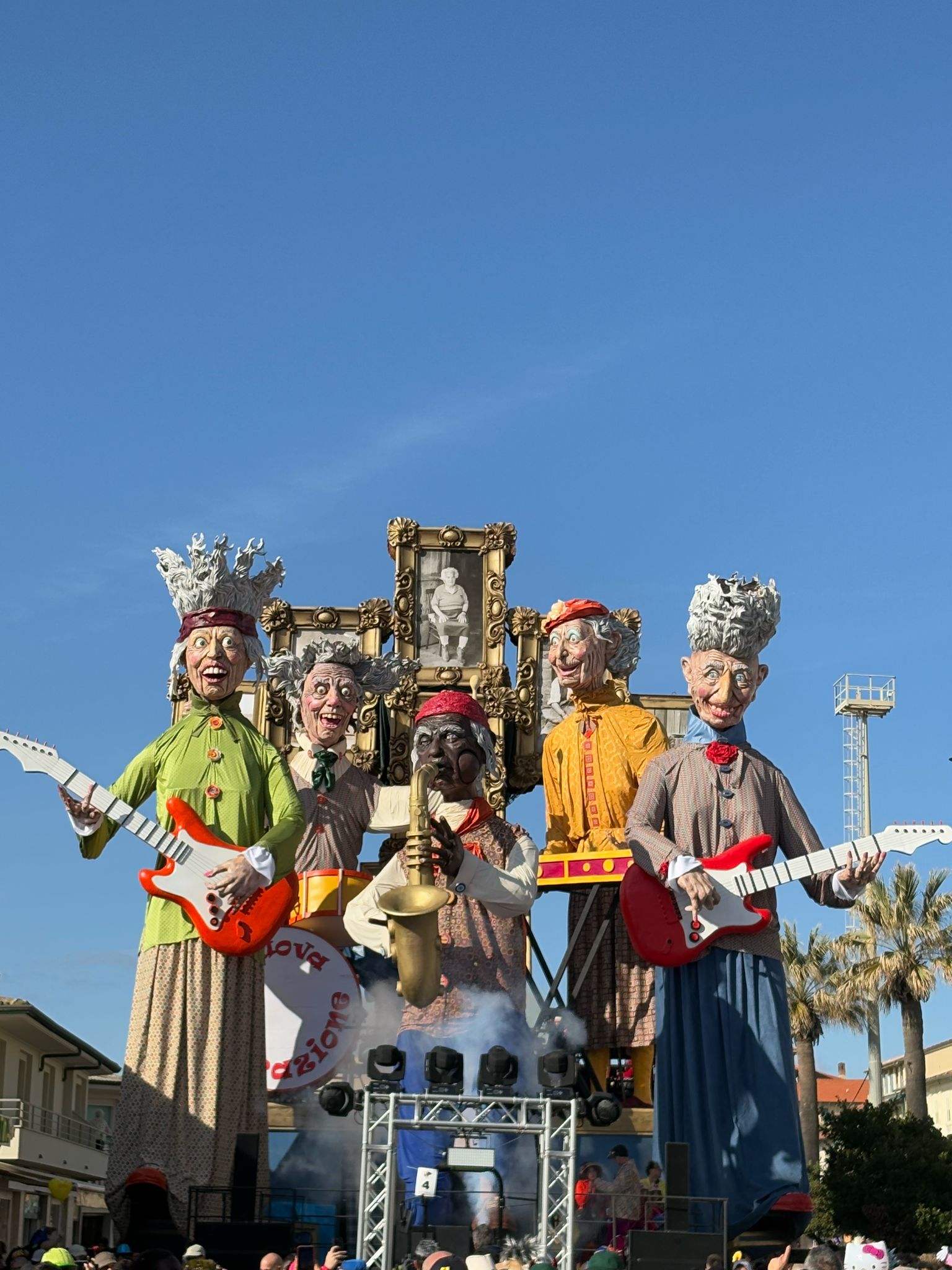 Secondo corso mascherato a Viareggio. Un carnevale storico sempre più attuale. Tutte le foto inedite.