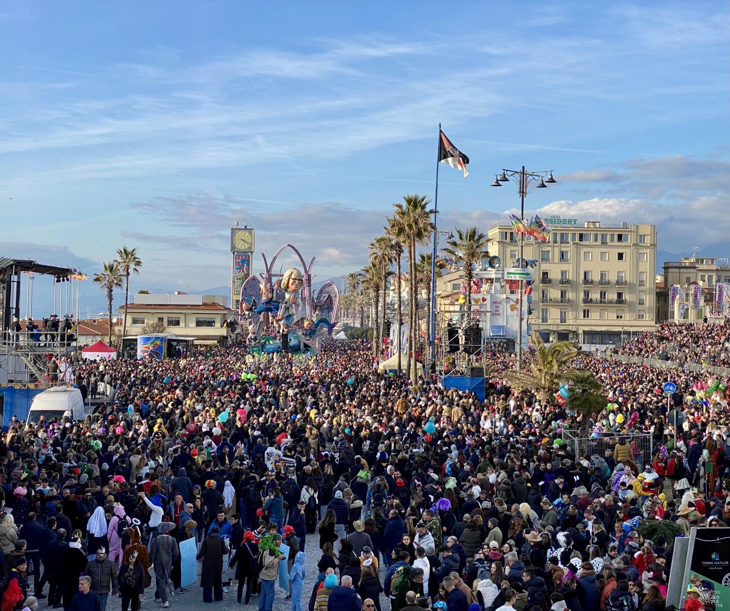 Carnevale di Viareggio: boom di presenze per la seconda sfilata. Sabato 22 corso mascherato in notturna