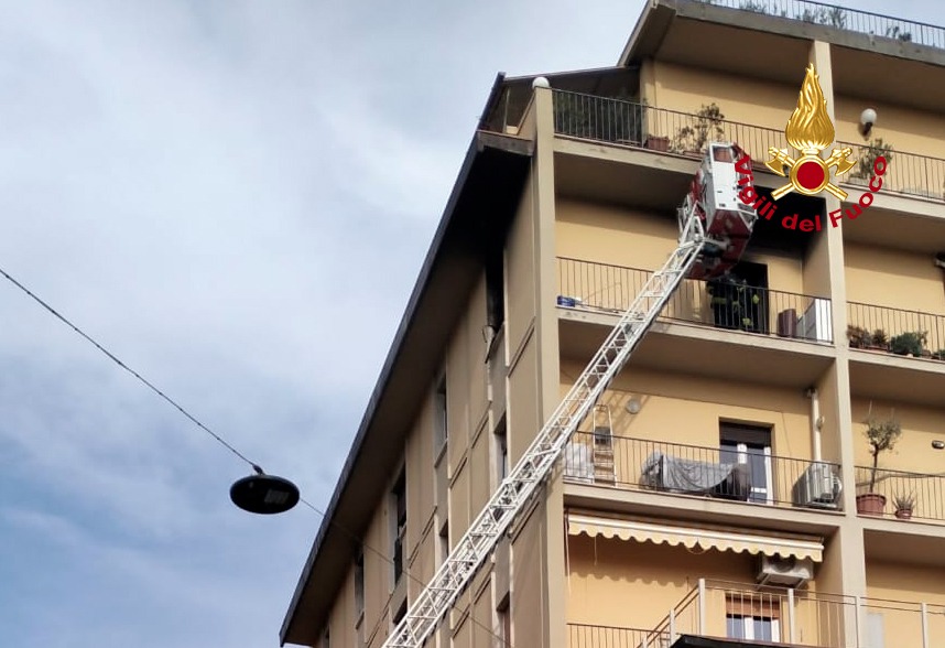 Firenze, incendio in condominio via Capo di Mondo: appartamento inagibile, persona infortunata scendendo le scale