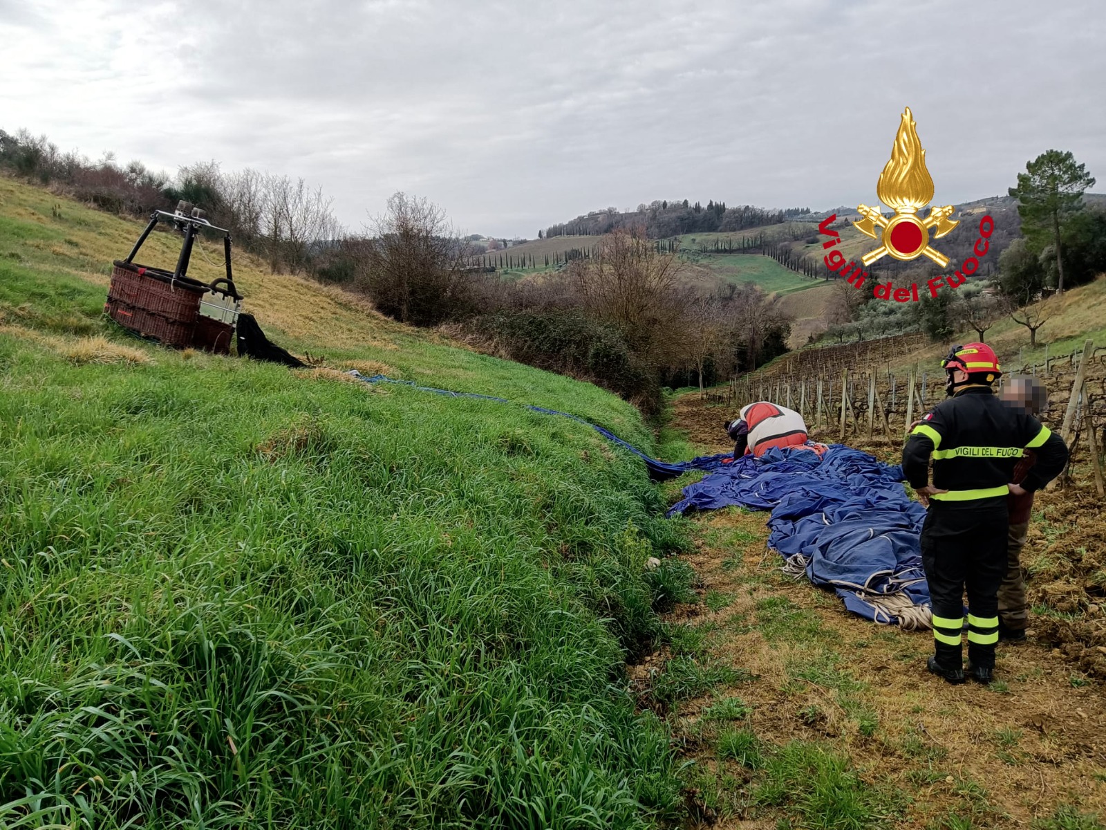 San Casciano Val di Pesa: mongolfiera si ribalta in un campo. Feriti i quattro occupanti