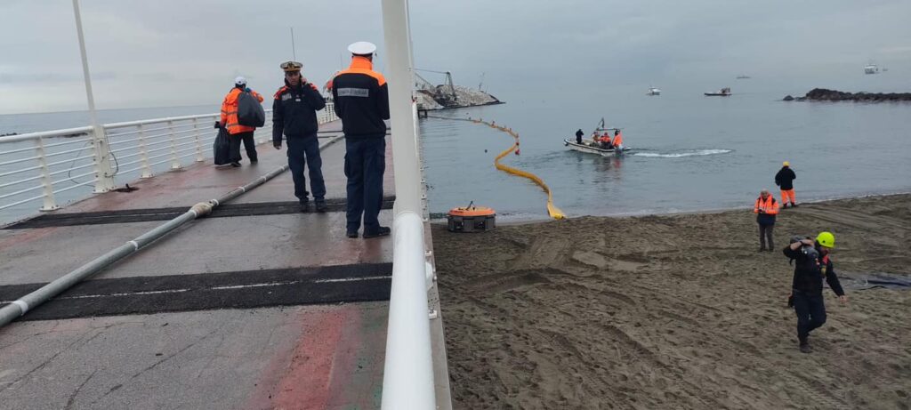 Marina di Massa, nave incagliata: iniziato svuotamento del serbatoio sommerso. Operazioni complesse