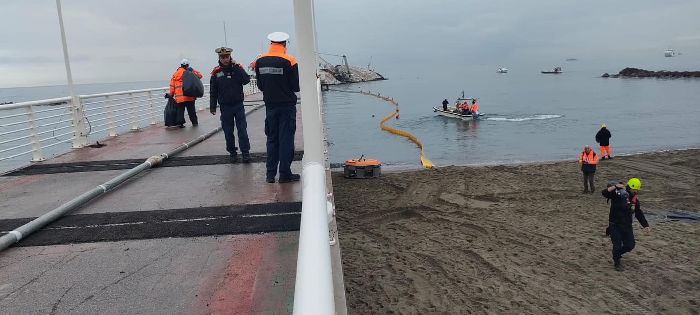 Marina di Massa, nave incagliata: preoccupazione per tempi di rimozione. Sopralluogo dei sindaci Persiani e Murzi