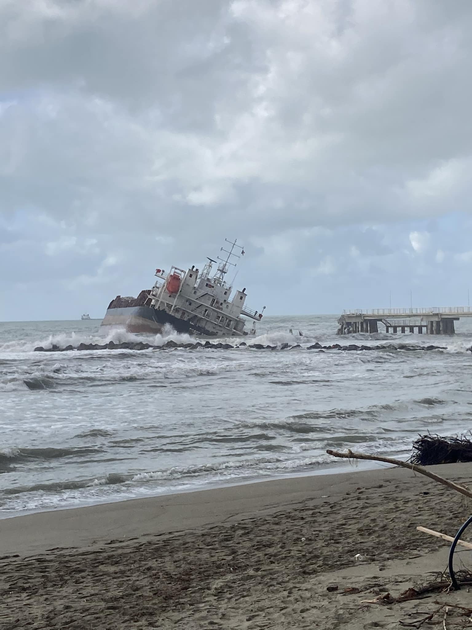 Marina di Massa, nave incagliata: sopralluogo a bordo. Ipotesi tubi o chiatte per togliere 102 tonnellate di gasolio