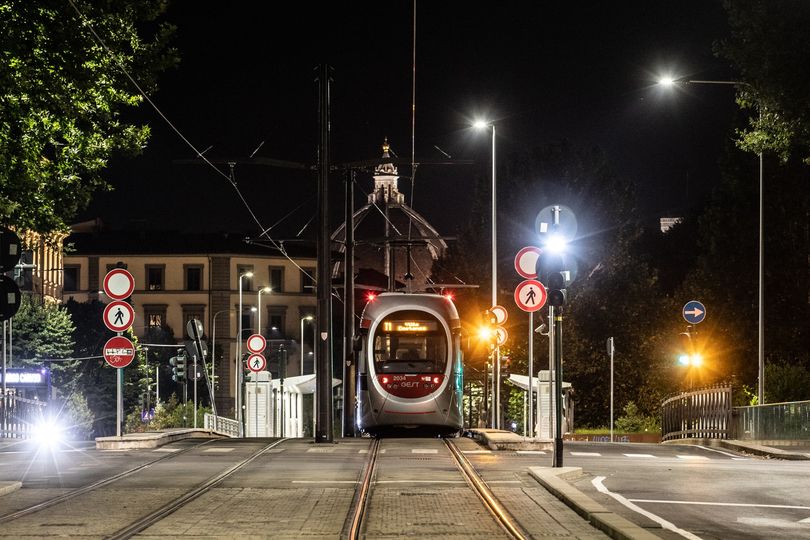 Tramvia Firenze: linea T2 ferma nel viale Lavagnini per guasto Enel. La riparazione blocca i binari. Ripartenza forse lunedì mattina