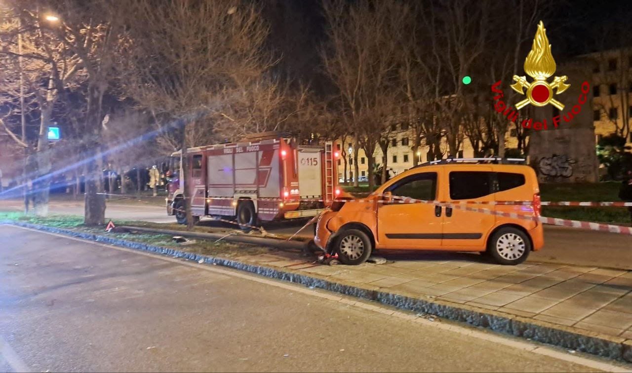 Livorno: auto si schianta contro palo della luce