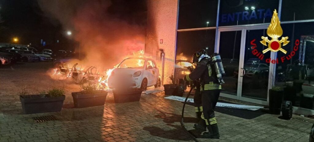 Livorno: incendio a concessionario d’auto. Fiamme devastanti nella notte (foto)