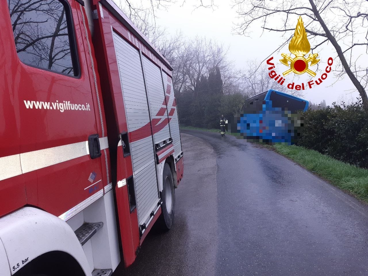 Gambassi Terme: bus finisce fuori strada dopo l’urto con un tir. Studenti soccorsi dai vigili del fuoco