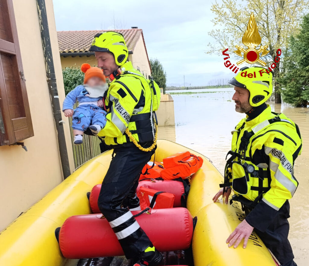 Pisa: due famiglie bloccate dall’acqua soccorse a Fauglia dai vigili del fuoco