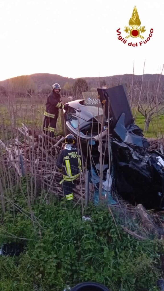 Autostrada A11, incidente: auto fuori strada, ragazzo incastrato fra le lamiere