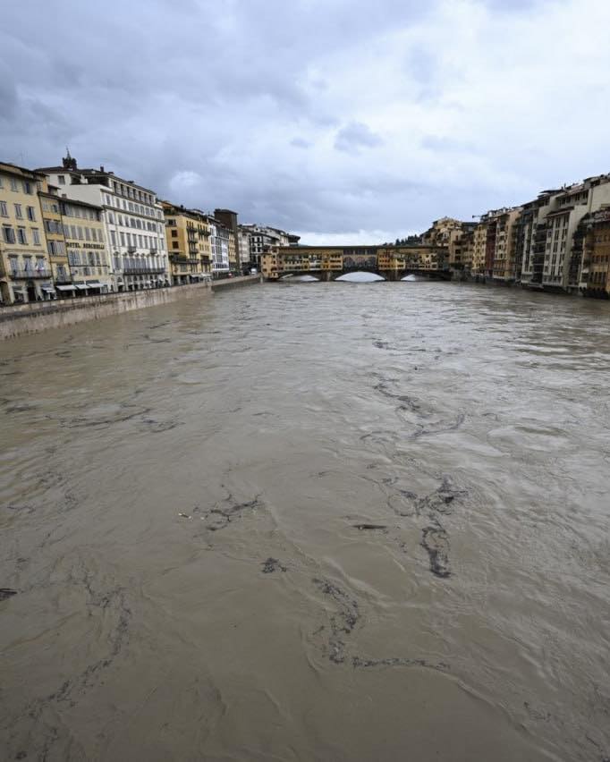 Maltempo in Toscana: Firenze bloccata. Chiusi musei, cinema e teatri. Sabato niente lezioni nelle scuole e all’Università