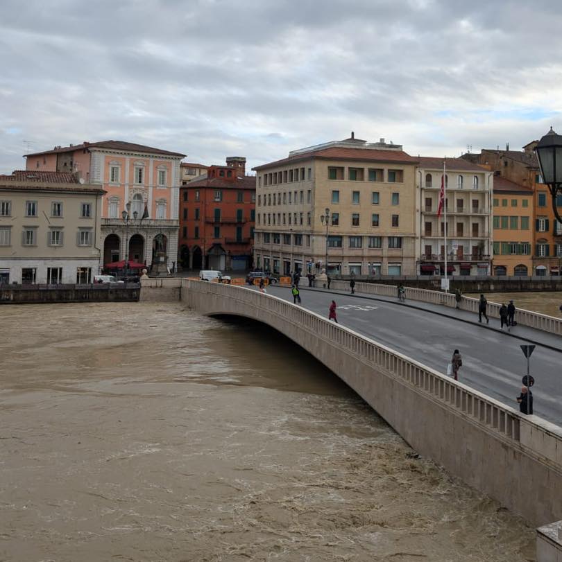 Maltempo in Toscana: Arno, livello scende anche a Pisa. Riaperti i ponti a Empoli. Strade e ferrovie chiuse nel Mugello. (Foto e video)