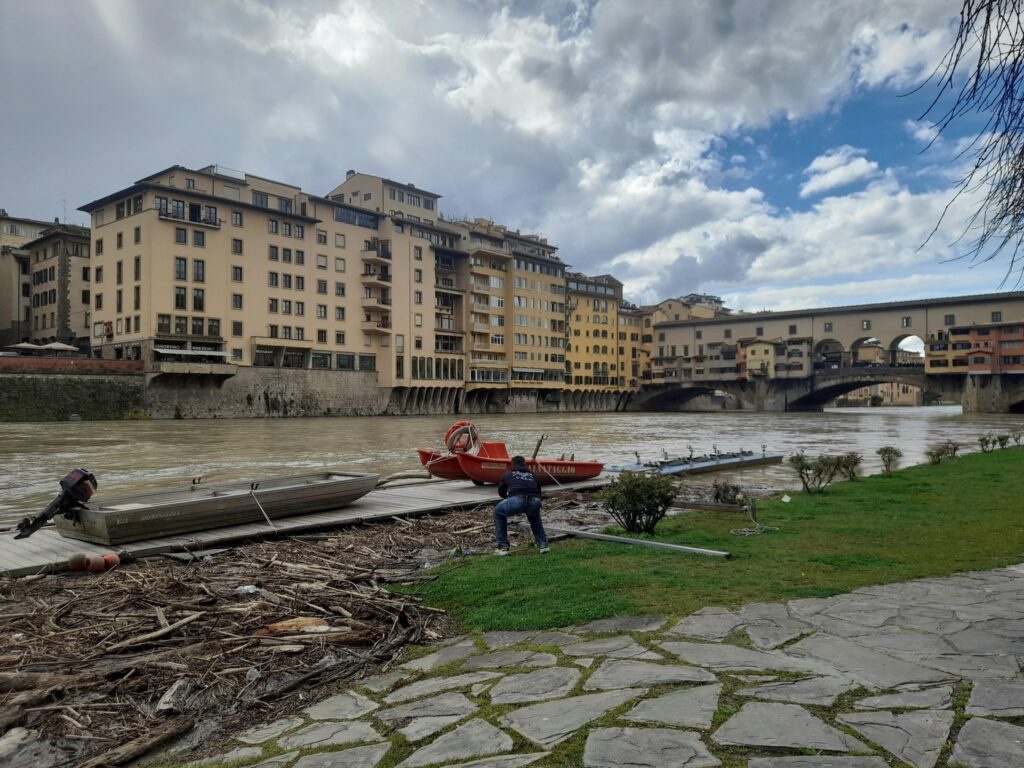 Maltempo in Toscana: Arno a Firenze a 4,05 metri. Pontile dei Canottieri portato via dalla piena