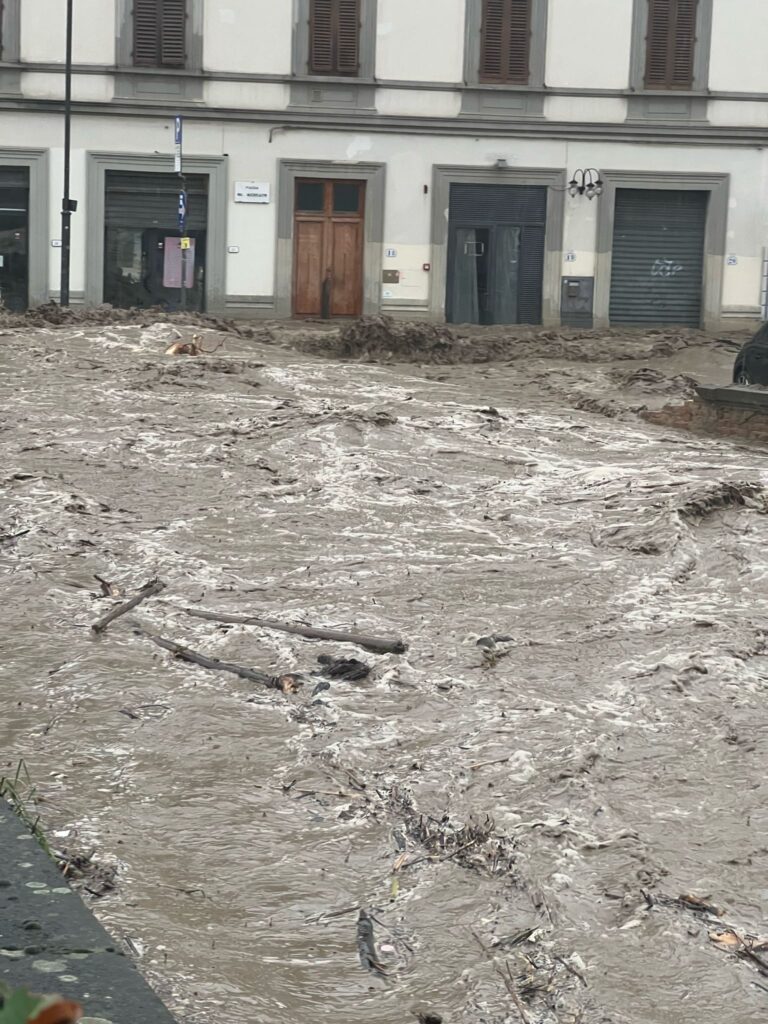 Maltempo in Toscana: alluvione a Sesto Fiorentino, esondato il Rimaggio. Sindaco: “Salite ai piani alti”