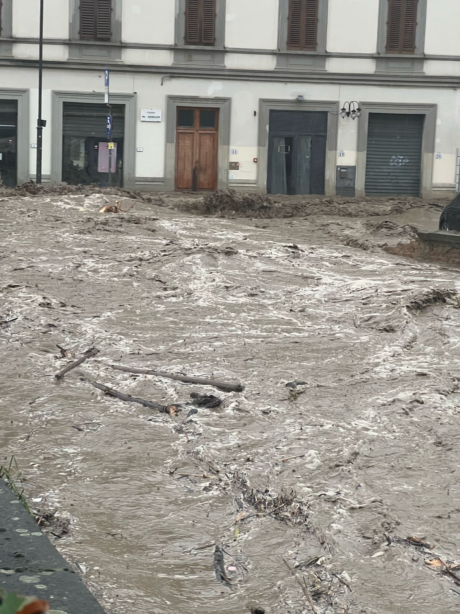 Maltempo in Toscana: alluvione a Sesto Fiorentino, esondato il Rimaggio. Sindaco: “Salite ai piani alti”