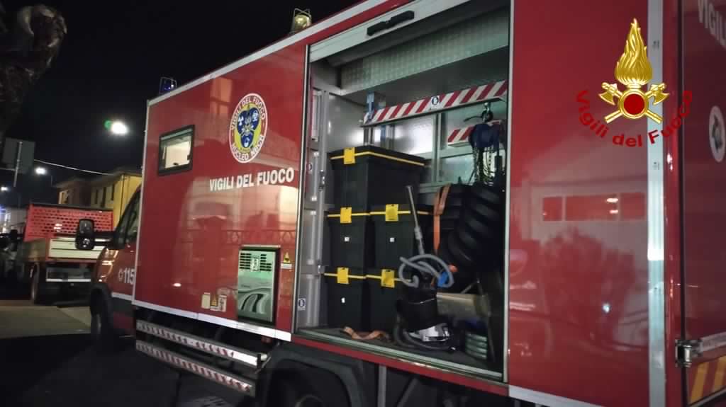 Lucca: sospetta sostanza tossica in un deposito a Fornaci di Barga. Indagini dei vigili del fuoco