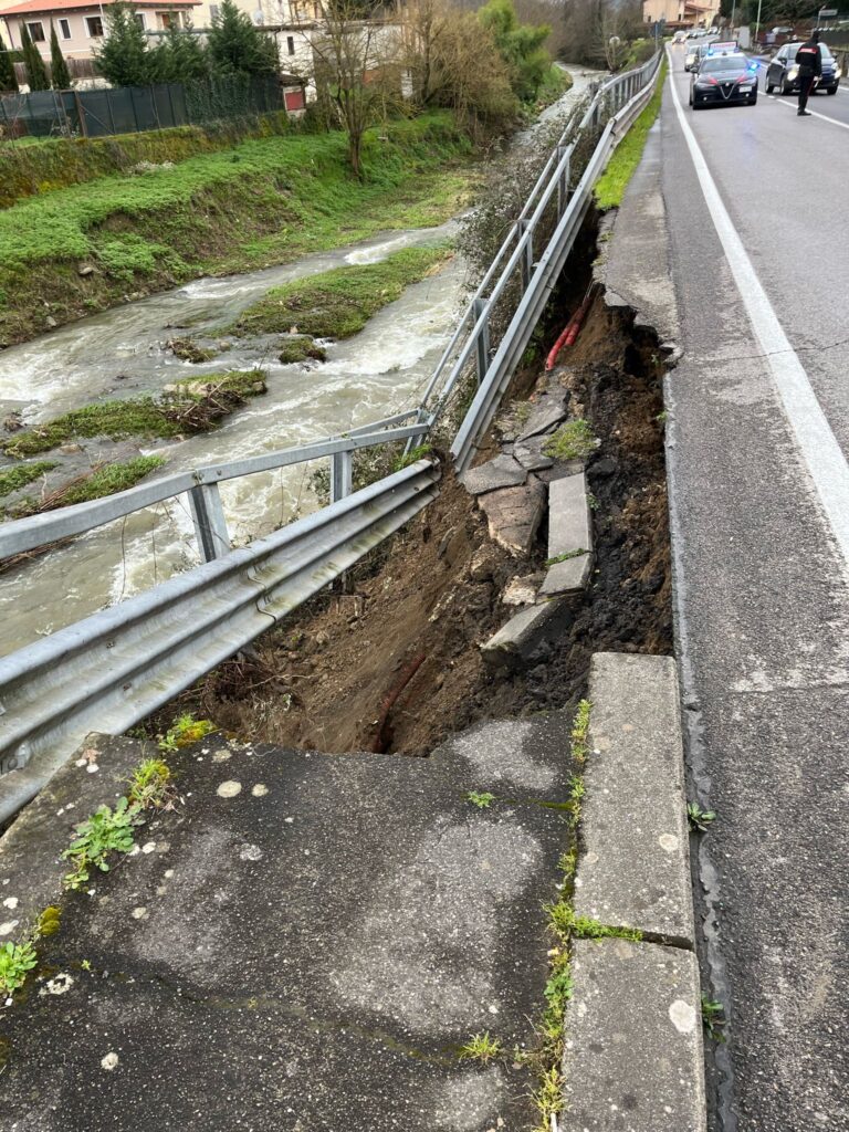 Reggello: cede una parte della carreggiata. Senso unico alternato sulla provinciale 87 a Vaggio