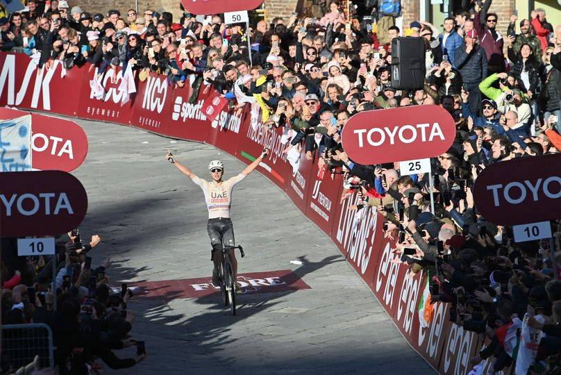 Strade Bianche 2025: Carapaz sfida Pogacar in piazza del Campo. Percorso e diretta tv