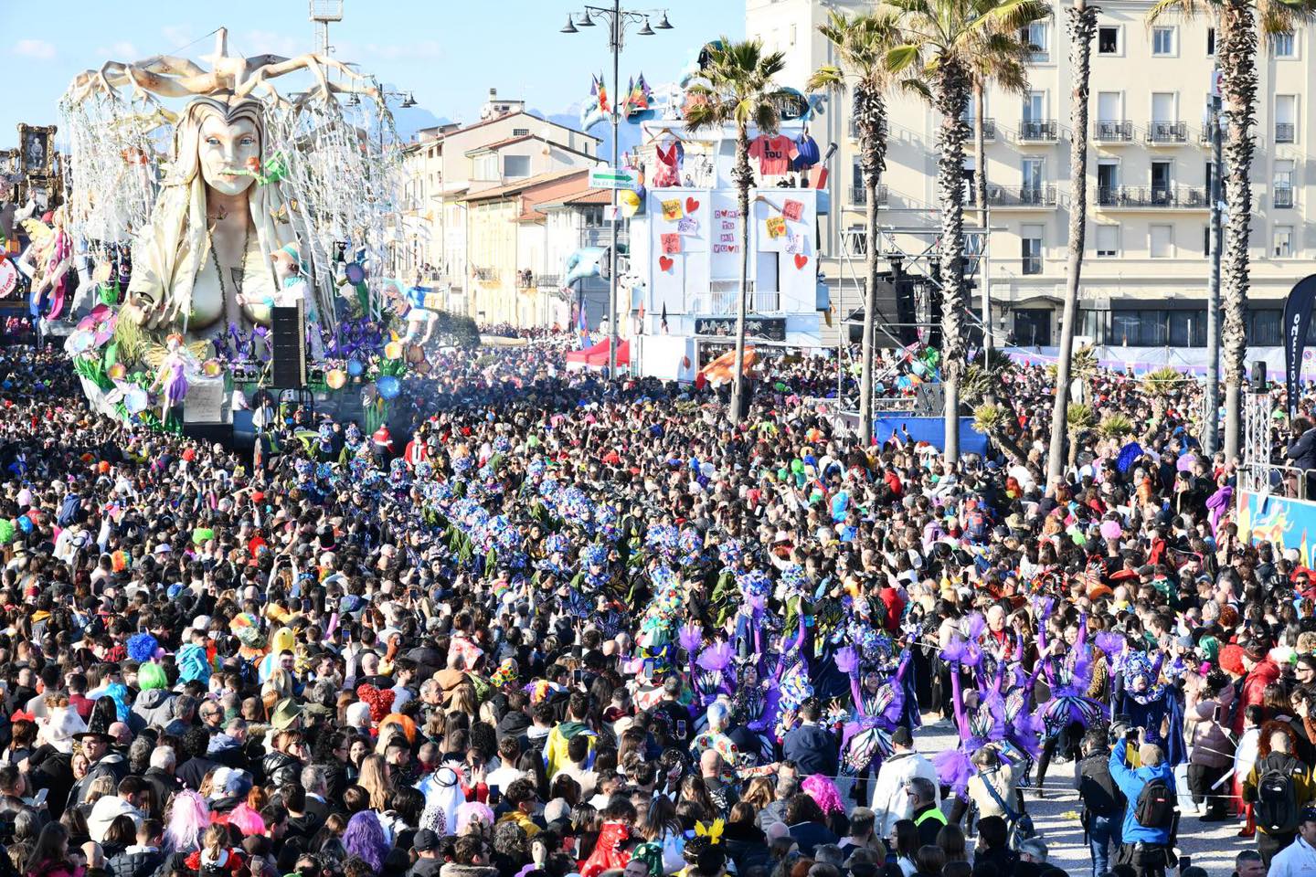 Carnevale di Viareggio: ultimo corso mascherato.  Martedì Grasso spettacolare e in diretta tv