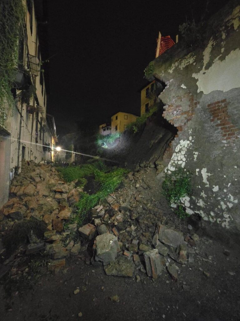 Maltempo: crolla muro di 30 metri in zona Castello a Signa. Case travolte dalle macerie