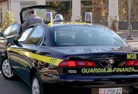 Prato: sfruttava operai e clandestini, turni di lavoro massacranti. Arrestata imprenditrice cinese