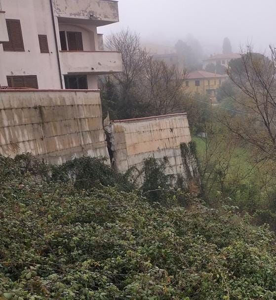 Maltempo in Toscana: cede muro di contenimento in via dei Mulini. Famiglie evacuate