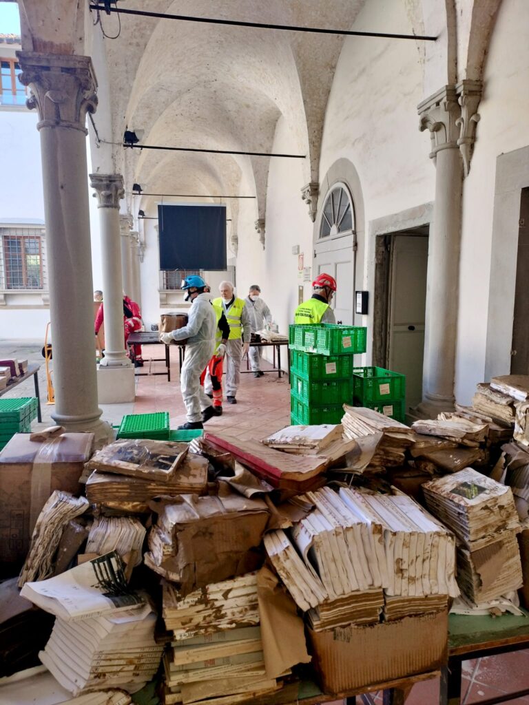 Salvataggio dei libri dell’Istituto Ernesto De Martino a Sesto: trasportati nella sede della Protezione Civile della Metrocittà