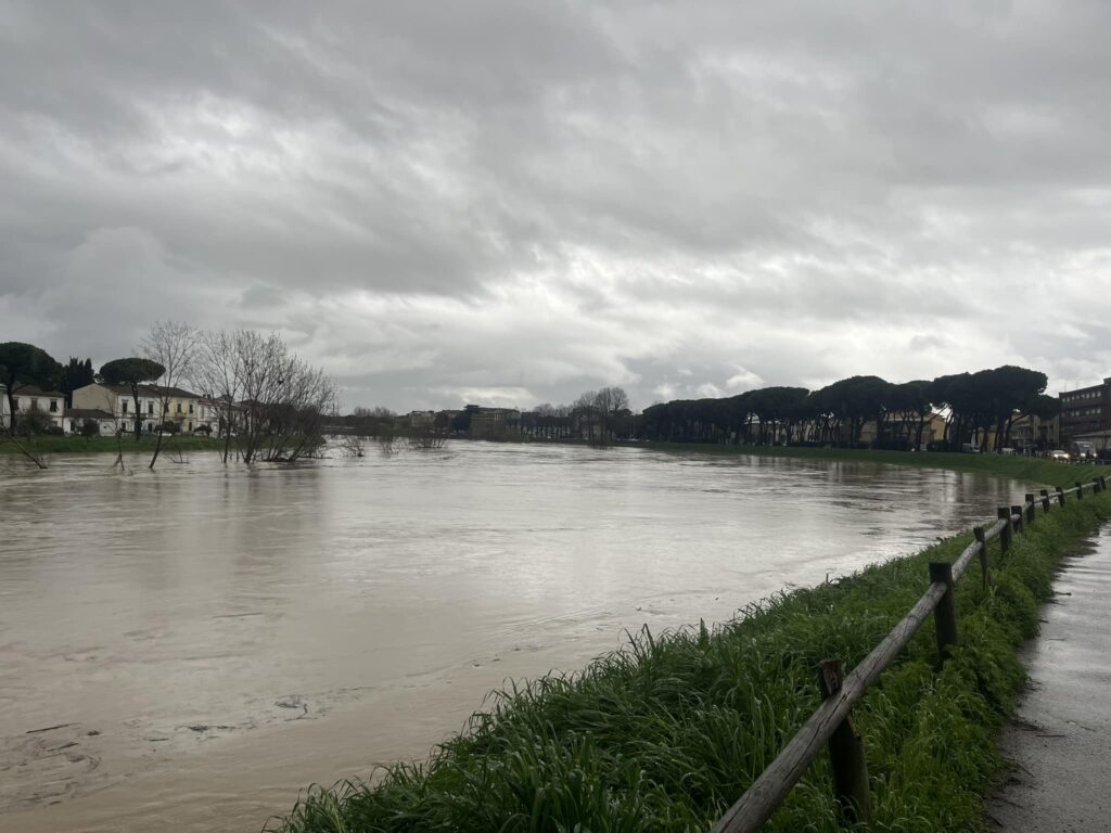 Maltempo in Toscana: chiusi ponti sull’Arno a Empoli, si valuta evacuazione piani inferiori dell’ospedale