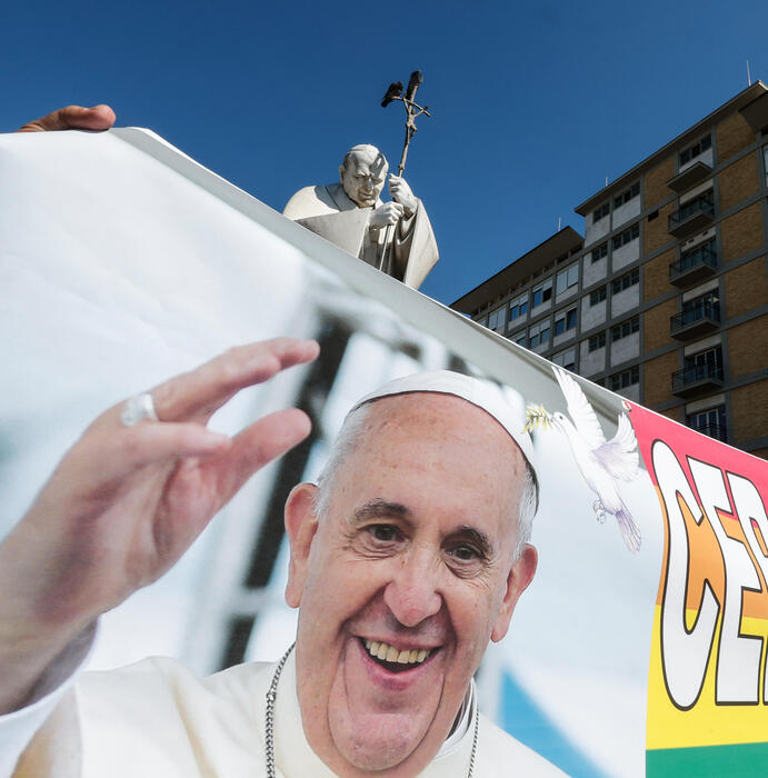 Papa Francesco: graduali miglioramenti, ridotta la ventilazione. Quinta domenica con l’Angelus scritto