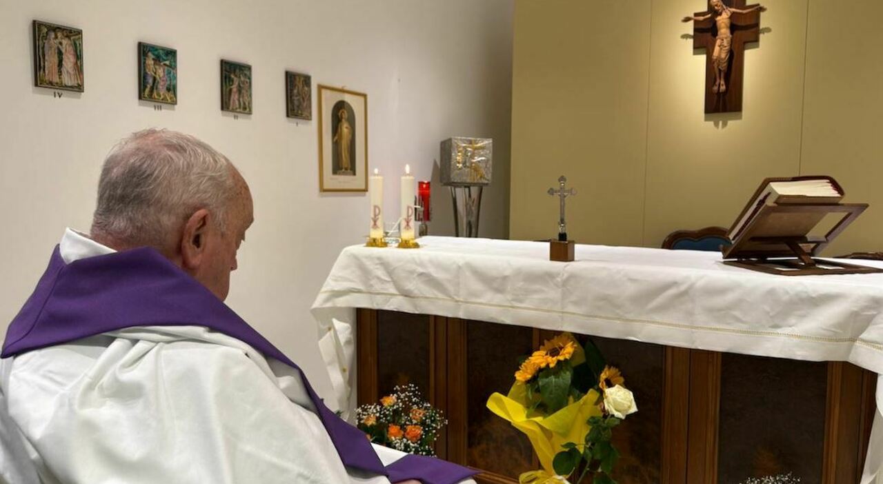 Papa Francesco: prima foto dall’ospedale. Condizioni restano stabili